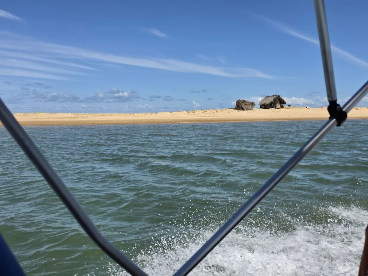 Barco se aproximando da cabana de praia na restinga